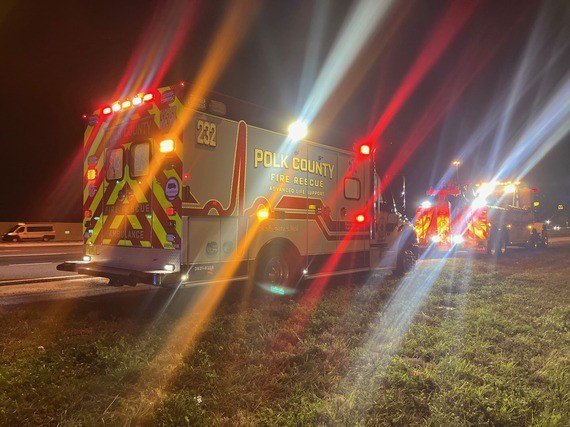 ambulancia al costado de la carretera 