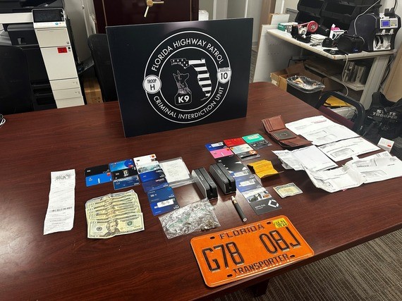 Una búsqueda del vehículo reveló múltiples tarjetas de crédito robadas, tarjetas de crédito falsificadas, estafadores de tarjetas de crédito y una pequeña cantidad de marihuana. 
