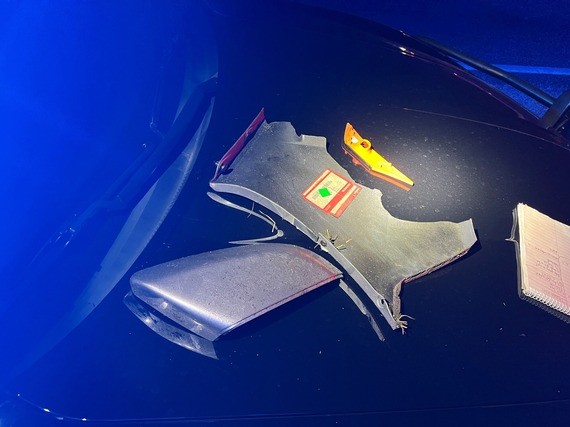 Partes del vehículo encontradas en el escena del incidente 