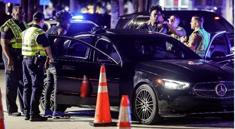 Soldados que ayudan a la policía de Miami en Punto de control de DUI