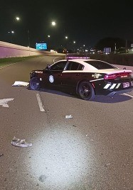 Vehículo de policía dañado después de detener al conductor en sentido contrario