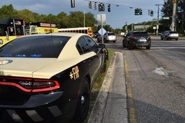 Vehículo de soldado en el costado de la carretera