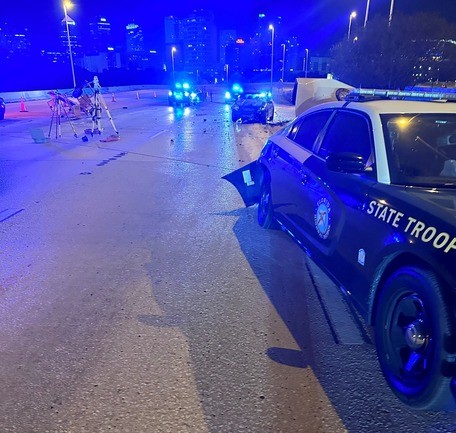 Escena del coche de policía destrozado