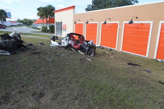 Corvette después del accidente en una carrera callejera con lesiones corporales graves.