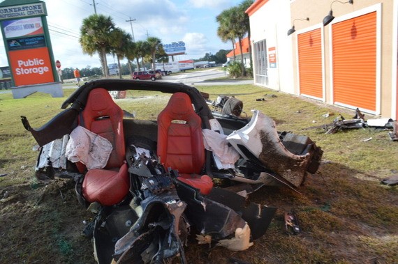 Corvette después del accidente en una carrera callejera con lesiones corporales graves.